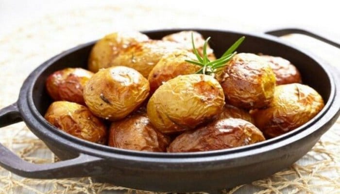 Медики рассказали, какой картофель опасно употреблять в пищу