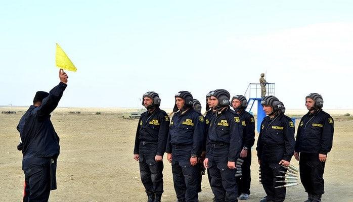 Экипажи БМП азербайджанской армии выполняют боевые стрельбы