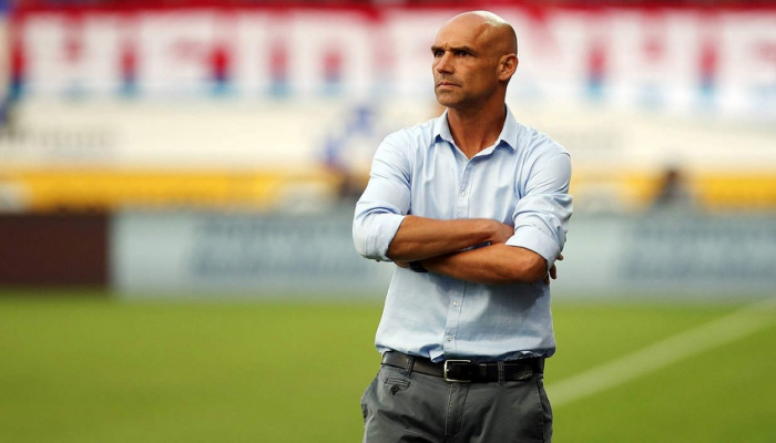 Niderlandda baş məşqçi və köməkçiləri koronavirus aşkarlandı