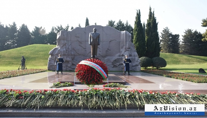 Azərbaycan xalqı Heydər Əliyevin xatirəsini yad edir