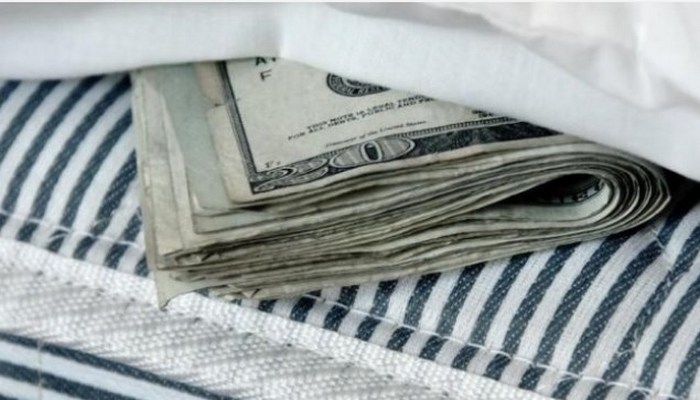 6 il əvvəl ölmüş anasının yastığından milyonlar tabdı, amma bu onu çox kədərləndirdi-SƏBƏB