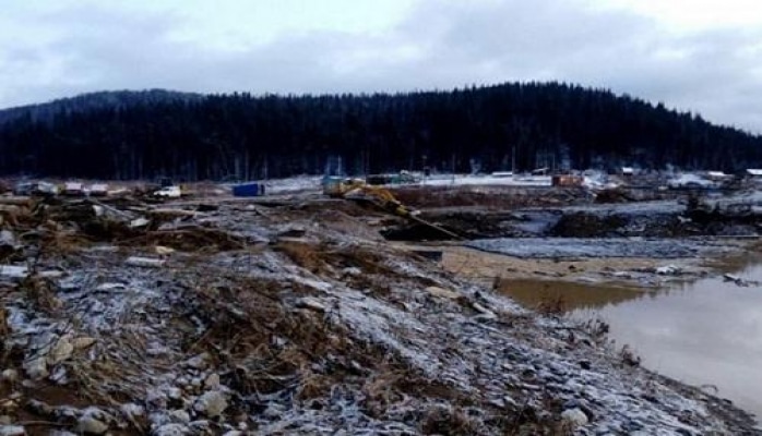 На месте прорыва дамбы в России нашли сейф с золотом