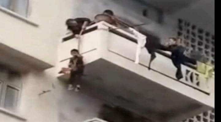 Nənə pişiyə görə nəvəsini kəndirlə bağlayıb, eyvandan atdı