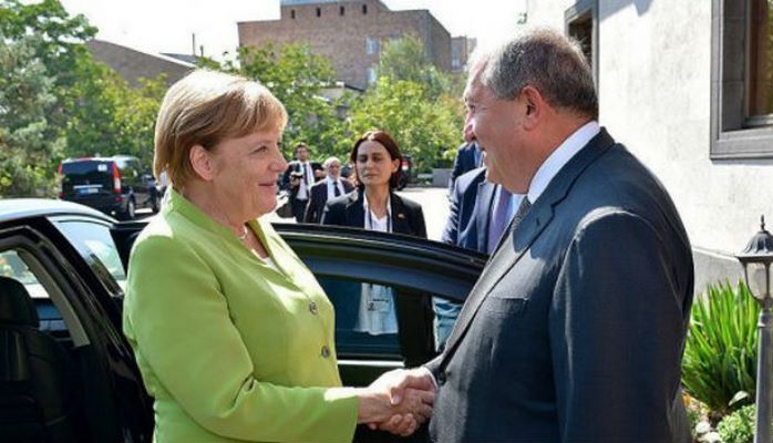 Yerevanda Merkeli qarşılamağa zirehli maşın tapılmadı