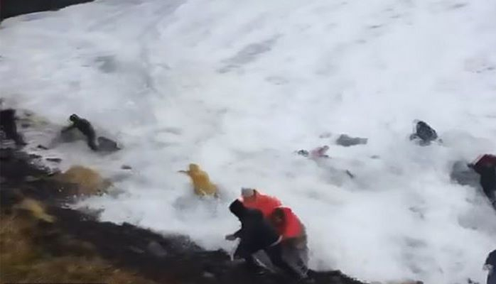 Гигантская волна смыла туристов на пляже в Исландии
