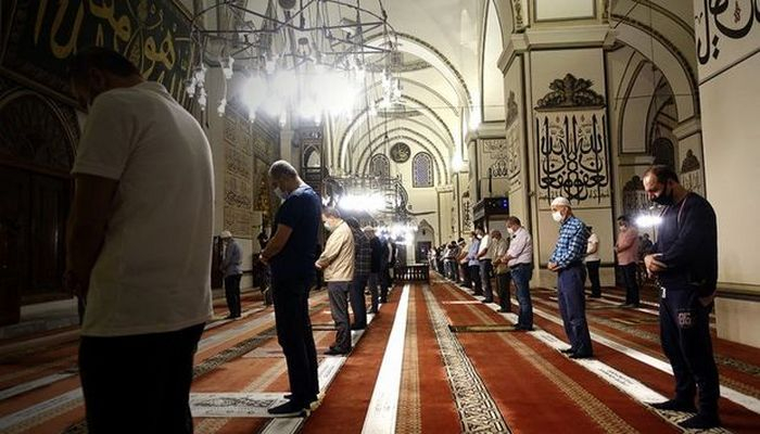 Üç aylıq fasilədən sonra İstanbul məscidlərində camaat namazı qılındı