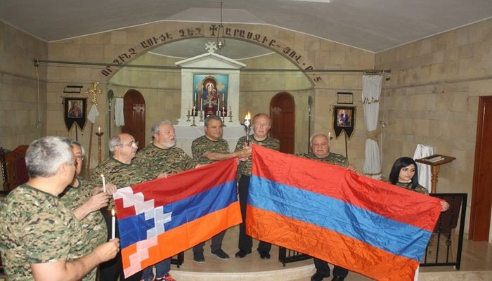 Ermənilər Türkiyədə Qarabağ bayrağını qaldırdılar