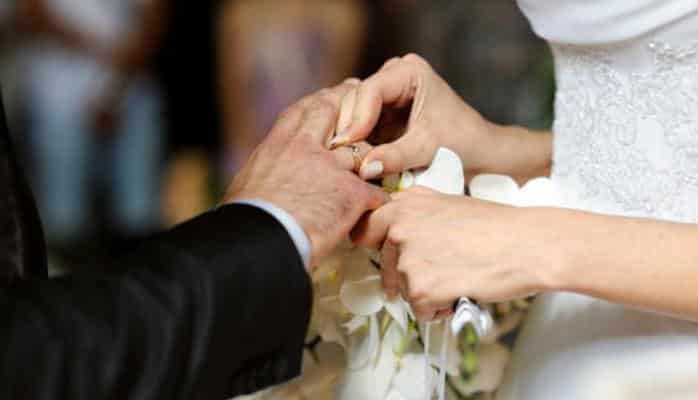 Xoşbəxtliyə imkan verməyən amillər - Ölkədə evlilik yaşı niyə artır?