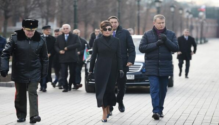 Mehriban Əliyeva naməlum əsgərin məzarını ziyarət etdi