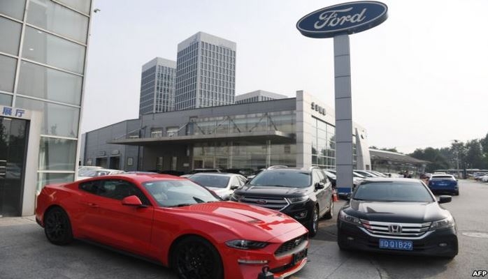 Özü idarə olunan klassik Mustang maşını