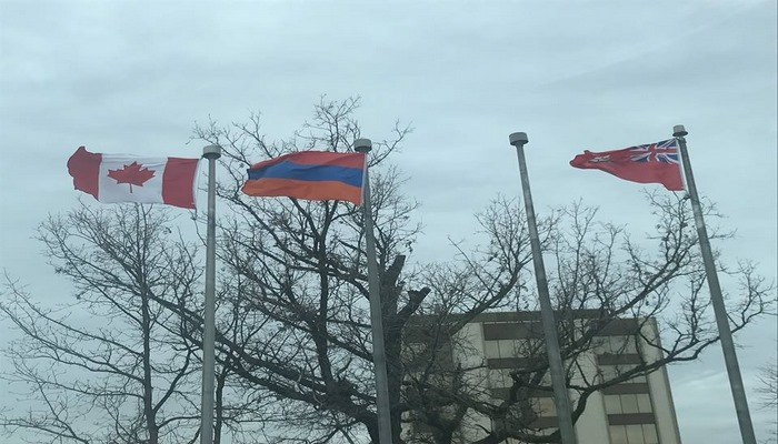 Kanadada yaşayan soydaşlarımızdan təpki - Erməni bayrağı kilsədən götürüldü