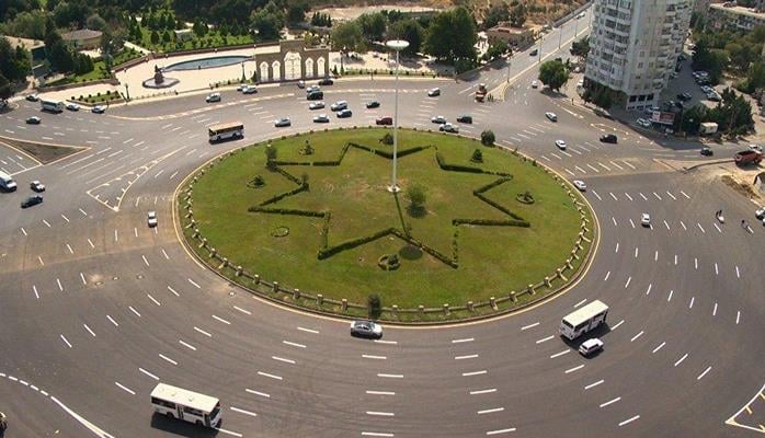 Обновляется дорожная разметка в Хатаинском районе Баку