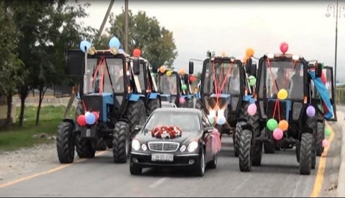 Azərbaycanda gəlin şadlıq sarayına traktorların müşayəti ilə gətirildi