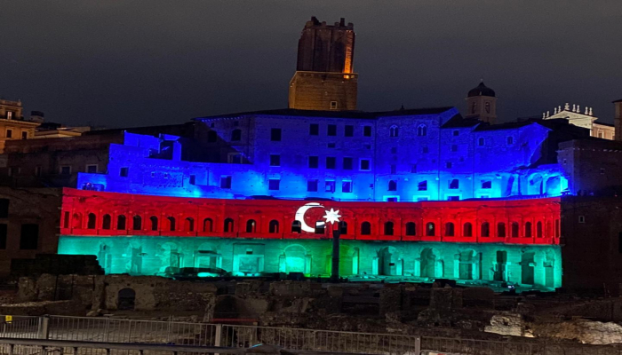 Монументальный комплекс Mercati di Traiano Древнего Рима освещен цветами флага Азербайджана