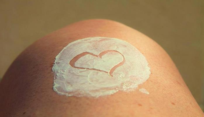 Ученые: Избыток солнцезащитного крема может быть вреден для здоровья