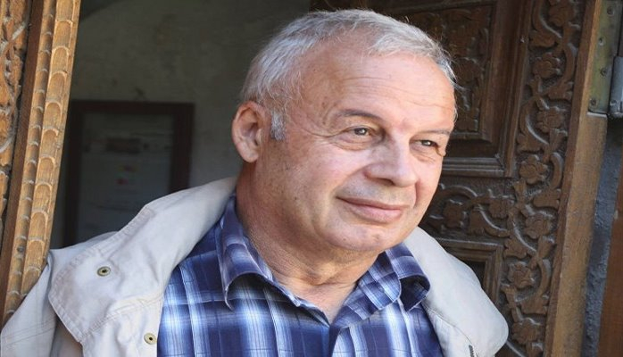 Kitab oxuyan mahnı oxuyandan daha ağıllı olur...