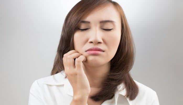 Üzünün bir tərəfi keyiyir ? – Səbəblər və fəsadları