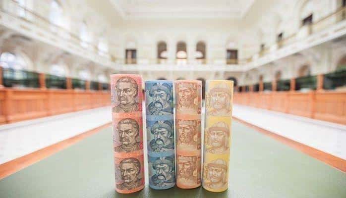 В Украине начали продавать деньги рулонами