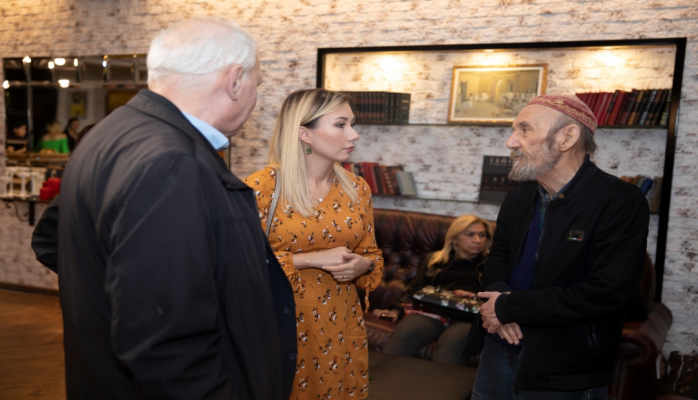 Əməkdar rəssamın sərgisi oldu