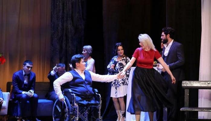 Nazir əlilliyi olan şəxslərin tamaşasını izlədi