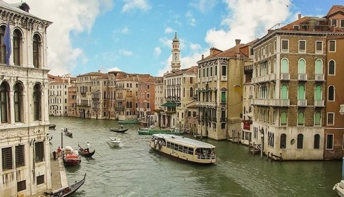 Bu şəhərdə küçədə oturanlar cərimələnəcək - 500 avro