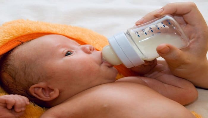 Матери, заболевшие коронавирусом, могут кормить детей молоком только из бутылочки