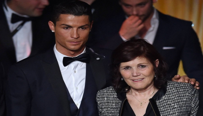 Роналду подарил матери роскошный автомобиль