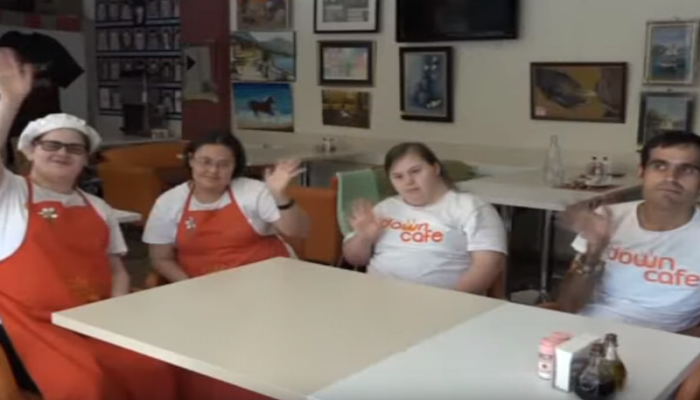 Bu kafedə daun və autizmli uşaqlar xidmət göstərir