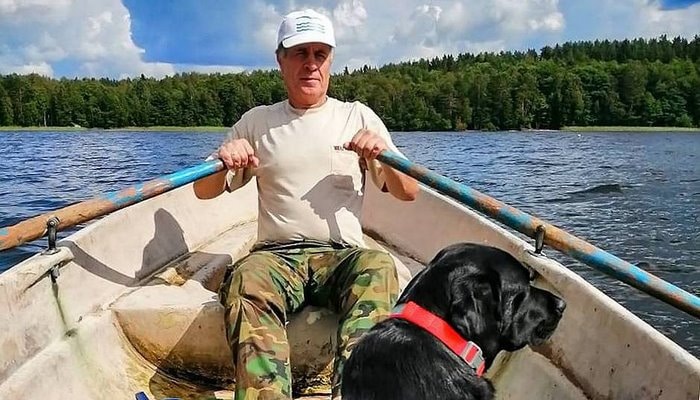 Futbola muzeyə və dənizə - gözdən əlil adam və iti ilə keçən bir gün