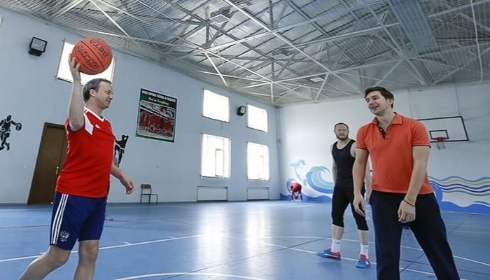 FİDE prezidenti Azərbaycan Şahmat Federasiyasının vitse-prezidenti ilə birgə basketbol oynayıb