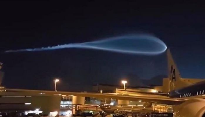 В Индонезии толпа очевидцев засняла в небе необычное явление