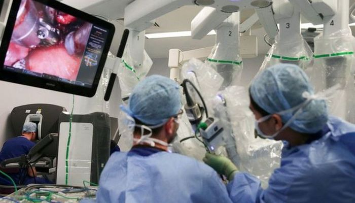 Операцию на сердце впервые провели дистанционно с помощью робота