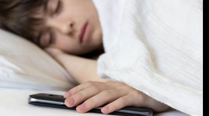 Ученые: Спать рядом со смартфоном опасно