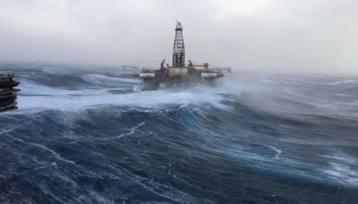 Сегодня высота волн на Нефтяных камнях достигала 3,5 метра