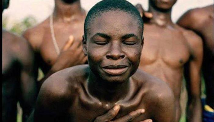 Afrika qəbiləsinin qeyri-adi ayini... Mələyi oyadırlar