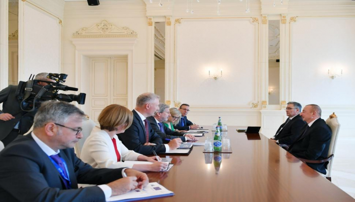 Президент Ильхам Алиев  принял делегацию  во главе с еврокомиссаром