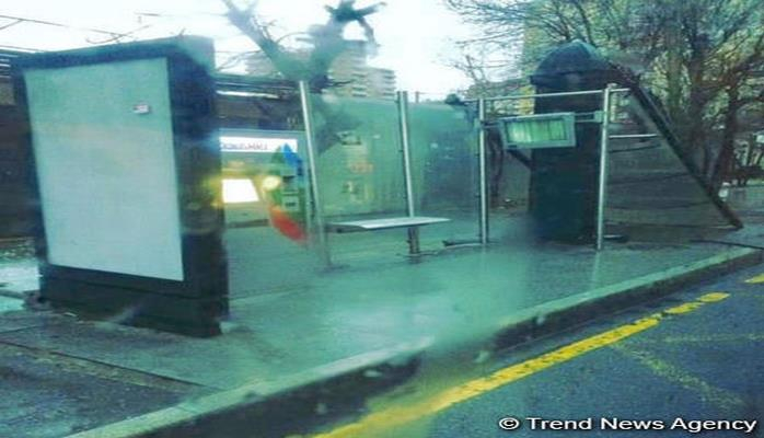 Bakıda külək dayanacağın damını uçurdu