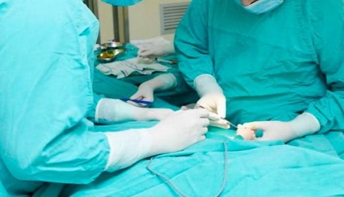 Azərbaycanda gəncin burnundan diş çıxdı