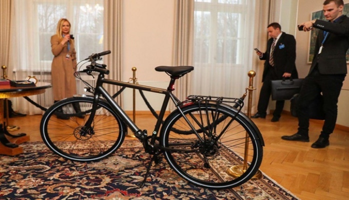 Estoniya Prezidenti Zelenskiyə velosiped hədiyyə etdi