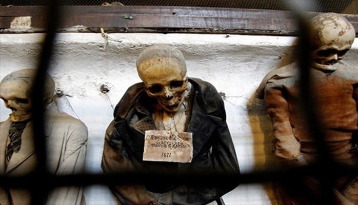 Ölüləri geyindirib, turist qabağına çıxarırlar