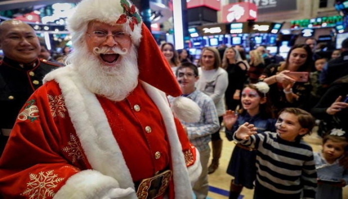 Santa Klaus 7,5 milyard hədiyyə paylayaraq evinə qayıtdı