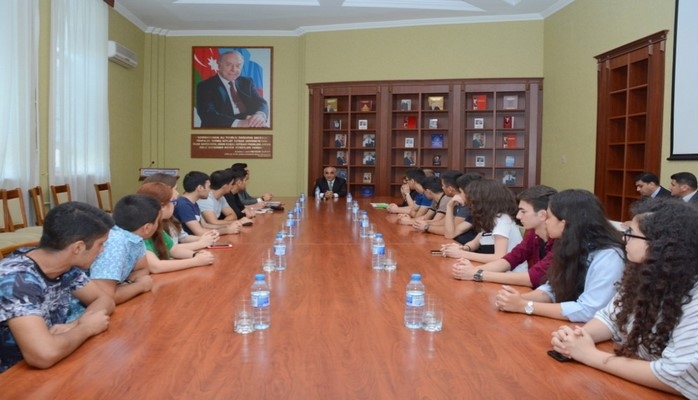 Ректор UNEC встретился со студентами, удостоенными президентской стипендии