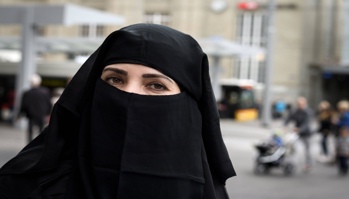 Niderlandda niqab qadağası ilk dəfə tətbiq olundu