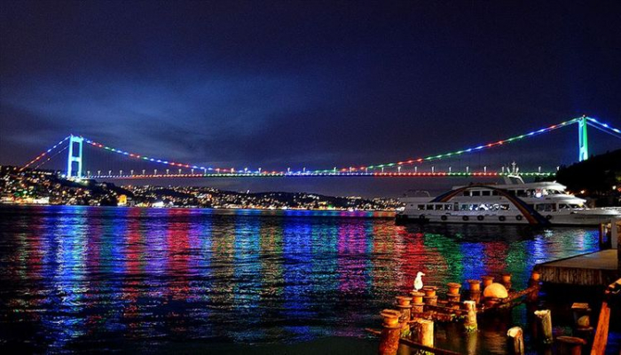 İstanbulun 3 körpüsü Azərbaycan Bayrağının rənglərinə uyğun işıqlandırılıb