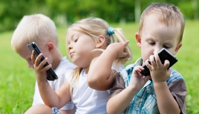 Mobil telefon uşaqların diqqətini və yaddaşını zəiflədir – Mütəxəssislər təhlükəyə işarə edirlər