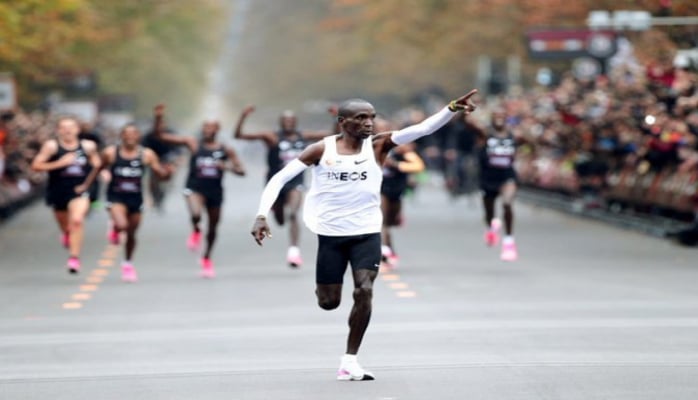 Кениец первым в истории пробежал марафон менее чем за два часа