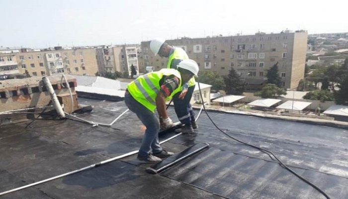 Bakıda binaların dam örtükləri təmir olunur