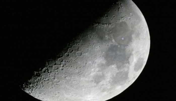 Луна ежегодно теряет до 200 тонн воды