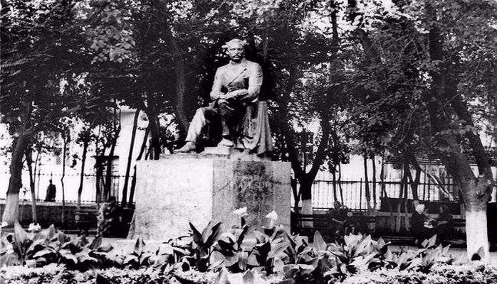 Советский памятник несоветскому Ахундову в Баку