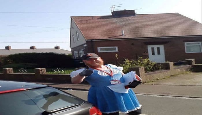 İngiltərəli poçtalyon insanları əyləndirmək üçün müxtəlif paltarlar geyinir